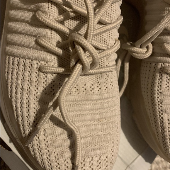 WOMANS CUSHIONAIRE MEMORY FOAM SNEAKERS. - Picture 3 of 6